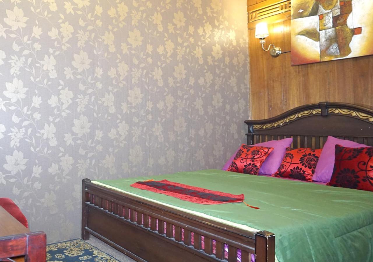 Badjoeri Ethnic Wooden Homestay Bandung Buitenkant foto