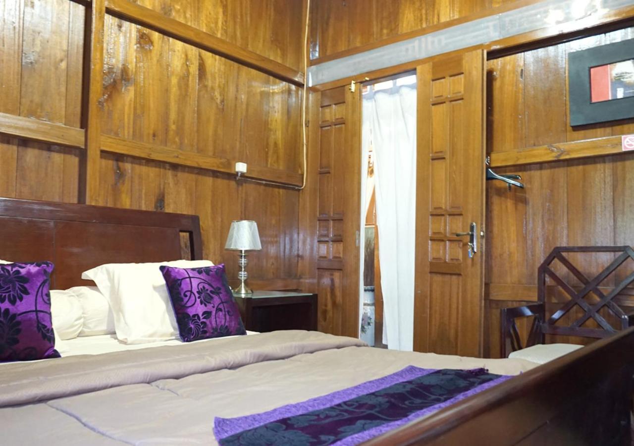 Badjoeri Ethnic Wooden Homestay Bandung Buitenkant foto