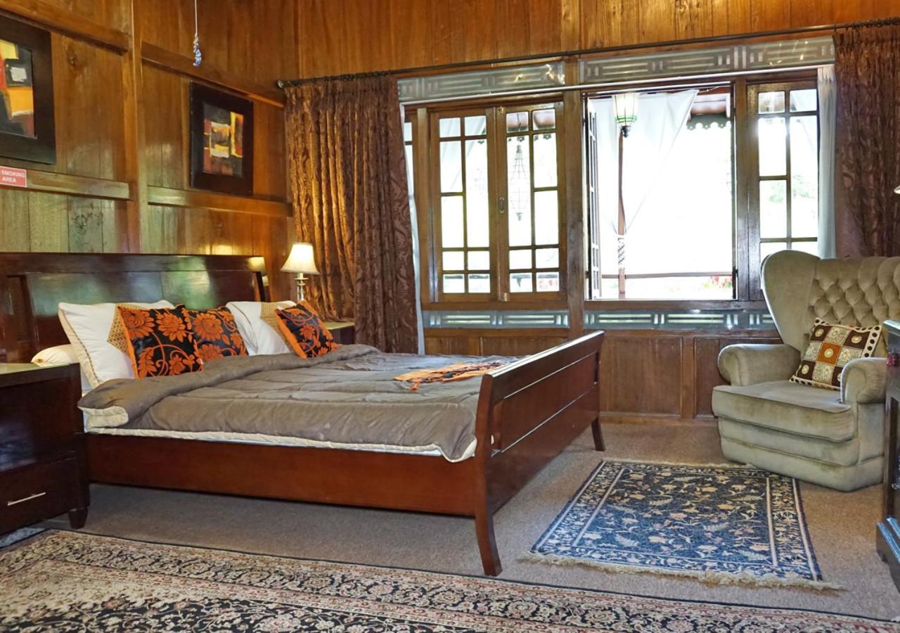 Badjoeri Ethnic Wooden Homestay Bandung Buitenkant foto
