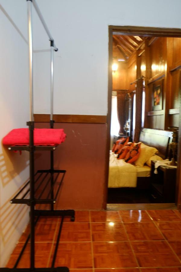Badjoeri Ethnic Wooden Homestay Bandung Buitenkant foto