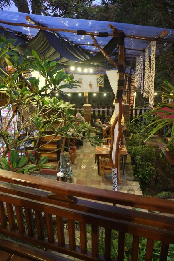 Badjoeri Ethnic Wooden Homestay Bandung Buitenkant foto
