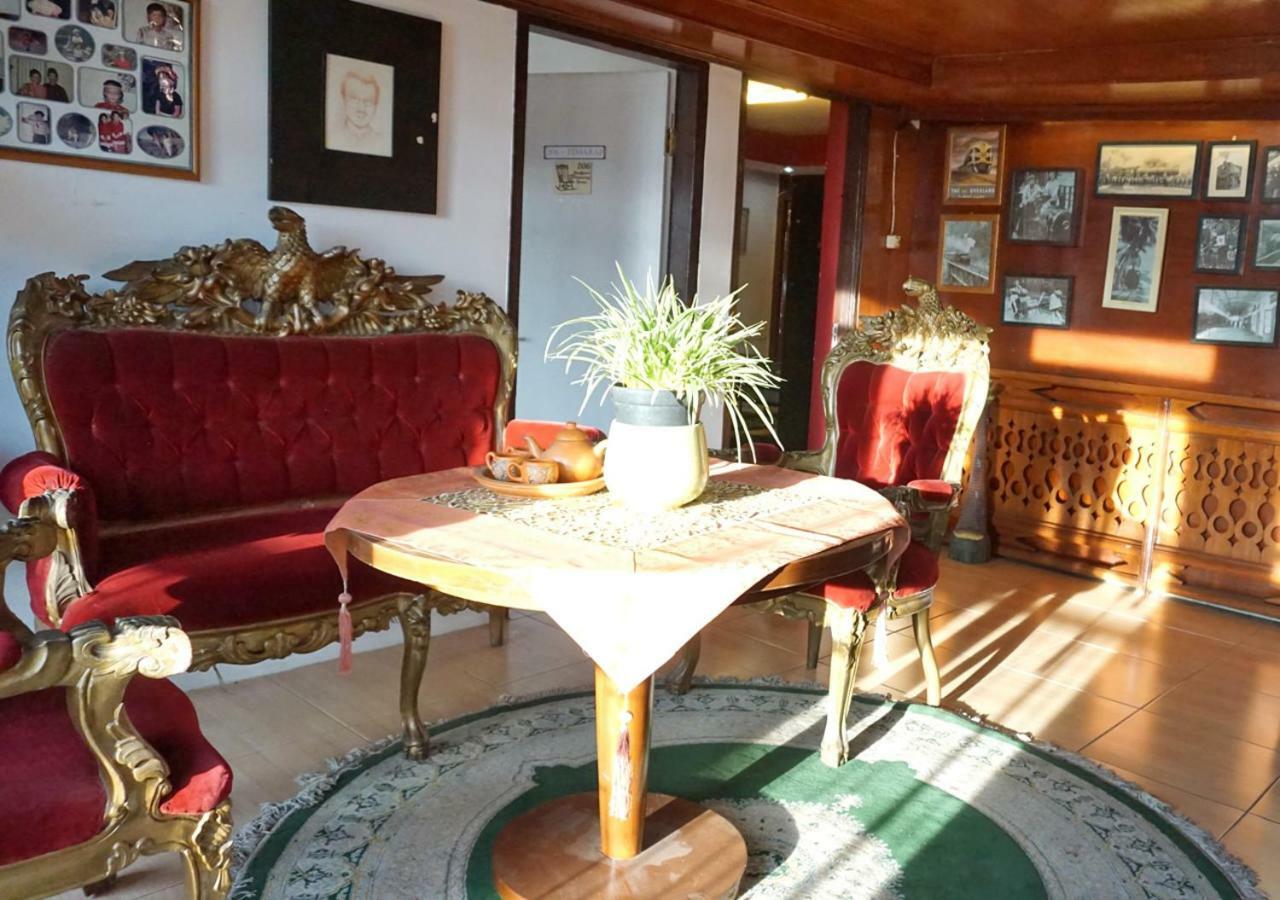 Badjoeri Ethnic Wooden Homestay Bandung Buitenkant foto